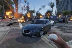 A GTA V player holds a snowball after starting a riot in Los Santos.