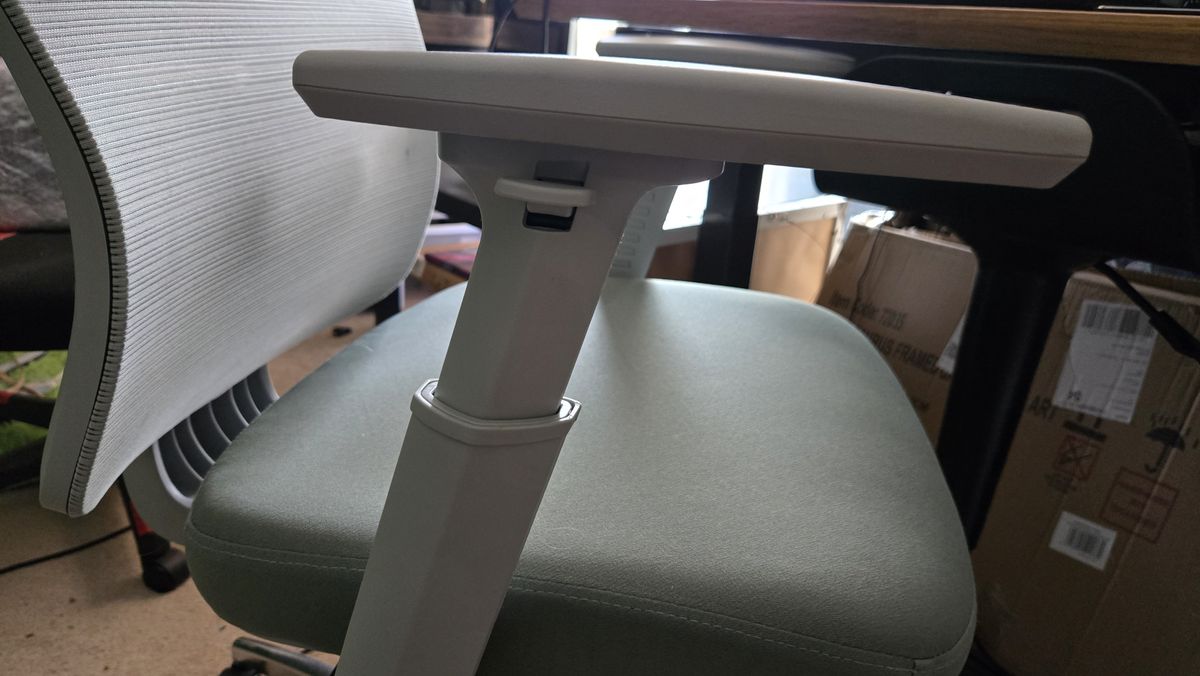 A Boulies EP200 gaming chair in a desk.