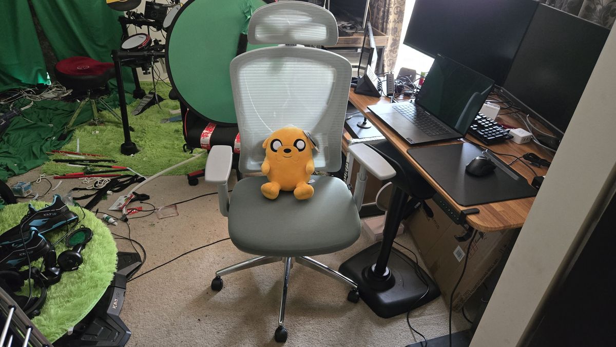 A Boulies EP200 gaming chair in a desk.
