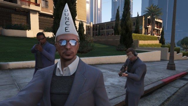 A GTA Online player models the dunce cap.