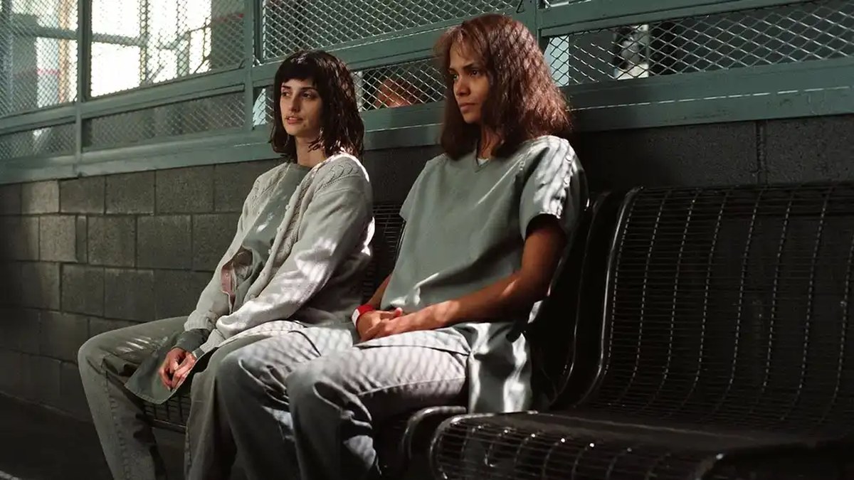 Penelope-Cruz-Halle-Berry-Gothika-2003