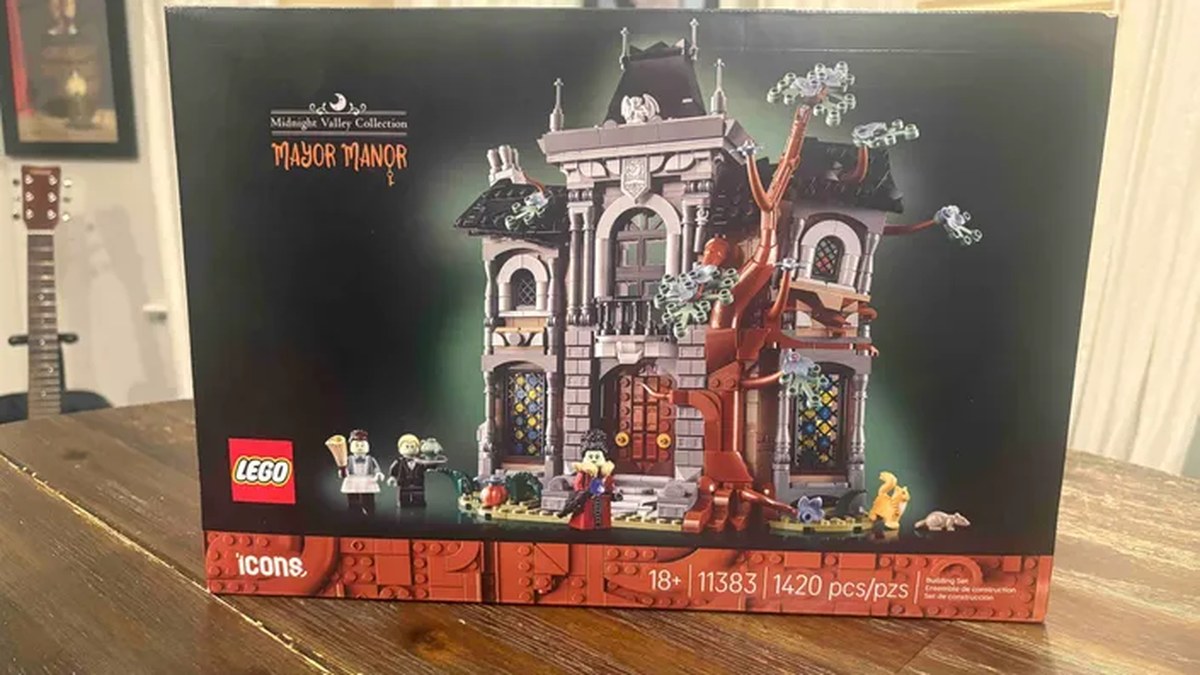 We Build LEGO Mayor Manor: A Spooky, Not-So-Scary Halloween Build From the New Midnight Valley Collection