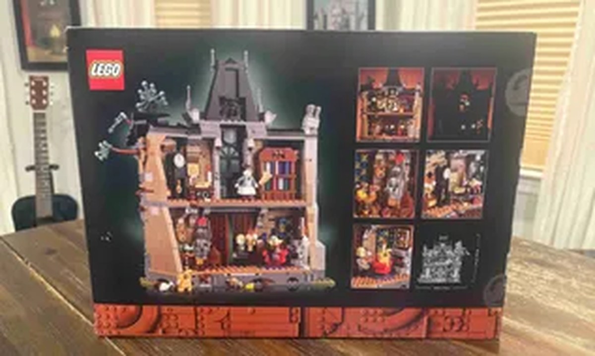 We Build LEGO Mayor Manor: A Spooky, Not-So-Scary Halloween Build From the New Midnight Valley Collection