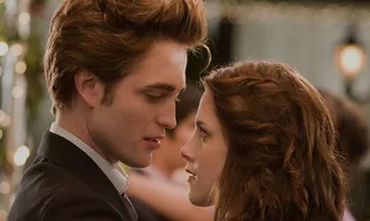 10. Twilight<p>
Where to Watch: Prime Video, Peacock, Fubo, or rentable on most platforms<br>
Though performances by the cast weren't exactly considered a highlight of Catherine Hardwicke's Twilight, as well as its subsequent blockbuster sequels, Pattinson became an instant movie star thanks to his role as 108-year-old vampire/high school student Edward Cullen. The success of these films also allowed Pattinson to explore acting and take risks in much smaller films for much of the last decade. Fan or not of the Twilight Saga, Pattinson was magnetic and showcased that all important 'It Factor' charisma.
