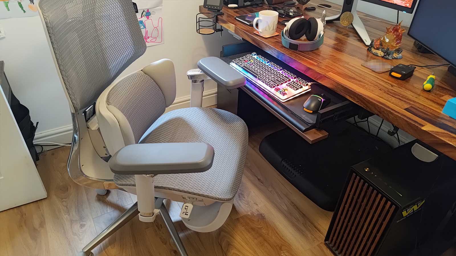 A HBADA X7 chair in front of a desk.