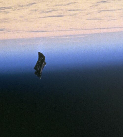 Uzay Mekiği görevi STS-88 sırasında çekilen bir NASA fotoğrafının detayı, komplo teorisyenlerinin uzaylı uydusu Kara Şövalye olduğunu iddia ettiği bir "uzay enkazı" nesnesini gösterdiği şeklinde tanımlanıyor.