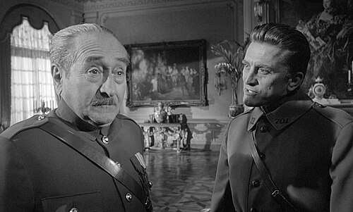 Zafer Yolları (1957) filminde Adolphe Menjou (solda) ve Kirk Douglas (sağda)